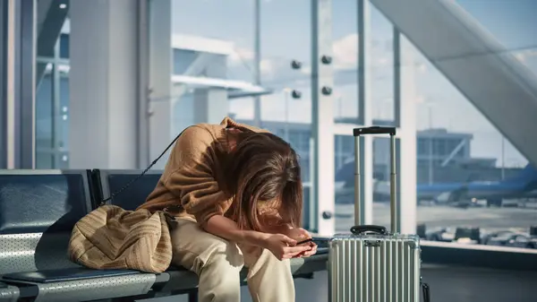 Lotnisko Terminal Kobieta Czeka Lot Używa Smartfona Odbiera Złe Wieści — Zdjęcie stockowe