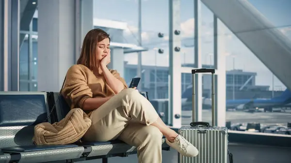 Lotnisko Terminal Kobieta Czeka Lot Używa Smartfona Odbiera Złe Wieści — Zdjęcie stockowe