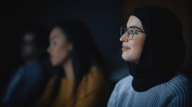 Çok Irklı Müslüman Bir Kadın 'ın Güzel Yakın Çekim Portresi Başörtüsü ve Gözlüklü, Kamerada Gülümseyen ve Poz Veren. Mutlu Çeşitli Gençler