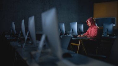 Konsantre Erkek Öğrenci Üniversite Enformatik Odasında Tek Başına Oturuyor, Bilgisayar Bilimi Projesi için geç saatlere kadar çalışıyor. Genç âlimler üzerinde çalışıyor.