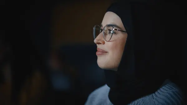 Krásný Zblízka Portrét Multietnické Muslimské Ženy Nosící Hidžáb Brýle Okouzlující — Stock fotografie