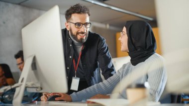 Öğretim üyesi projede âlime yardım ediyor, çalışmalarına danışmanlık yapıyor. Üniversitedeki çeşitli çok ırklı kadın ve erkek öğrencilere ders veren öğretmen.
