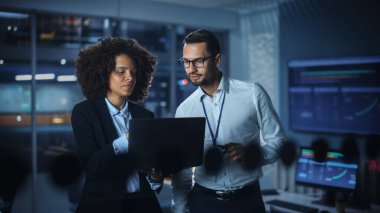 Modern Ofis: Başarılı Şirket CEO 'su Dizüstü bilgisayarda çalışıyor ve Yöneticiyle Danışmanlık yapıyor. Gülümseyen İş Adamları Dijital E-Ticaret Yatırımını Tartıştı