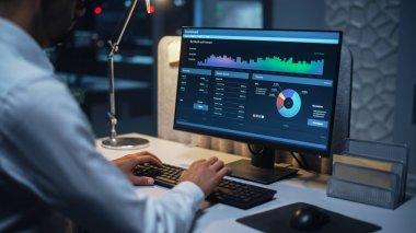 Şirketlerin büyümesi, istatistikleri, grafikleri ve pasta grafikleri ile birlikte Masaüstü Bilgisayarı üzerinde çalışan bir İşadamının Kapanışı. Erkek Yönetici Yöneticisi