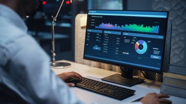 Şirketlerin büyümesi, istatistikleri, grafikleri ve pasta grafikleri ile birlikte Masaüstü Bilgisayarı üzerinde çalışan bir İşadamının Kapanışı. Erkek Yönetici Yöneticisi