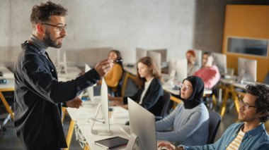 Üniversite Odasında Çeşitli Çok Irklı Kadın ve Erkek Öğrenciler Grubu 'na Ders Veren Öğretmen, Bilgisayarda Yeni Akademik Yetenekler Öğreniyor. Öğretici