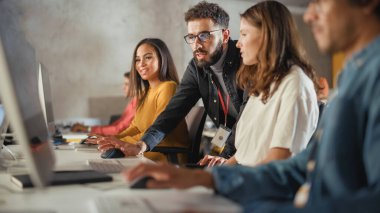 Öğretim üyesi projede âlime yardım ediyor, çalışmalarına danışmanlık yapıyor. Üniversitedeki çeşitli çok ırklı kadın ve erkek öğrencilere ders veren öğretmen.