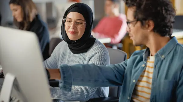 Estudiante Musulmana Usando Hijab Estudiando Universidad Moderna Con Diversos Compañeros —  Fotos de Stock