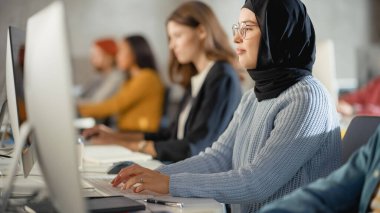 Türban takan Meraklı Müslüman Öğrenci, Modern Üniversite 'de çok ırklı sınıf arkadaşlarıyla okuyor. Üniversitede akademisyenler çalışıyor.