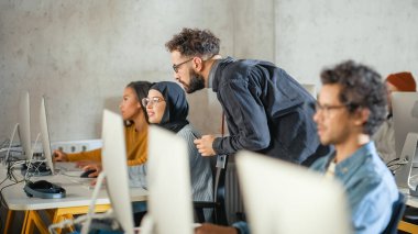 Öğretim üyesi projede âlime yardım ediyor, çalışmalarına danışmanlık yapıyor. Üniversitedeki çeşitli çok ırklı kadın ve erkek öğrencilere ders veren öğretmen.