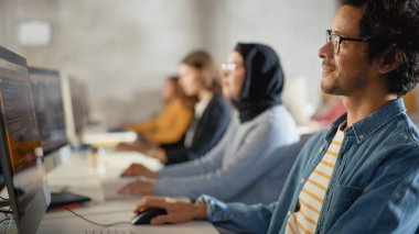 Üniversite Odasında Çeşitli Çok Irklı Kadın ve Erkek Öğrenciler Grubu 'na Ders Veren Öğretmen, Bilgisayarda Yeni Akademik Yetenekler Öğreniyor. Öğretici