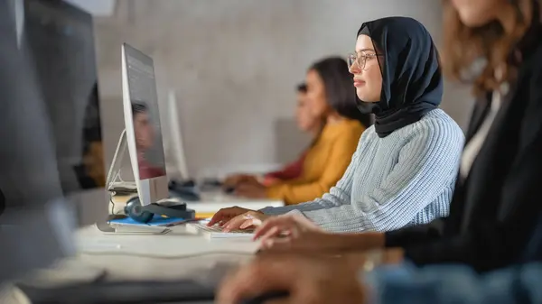 Happy Female Muslim Student Nosí Hidžáb Studuje Moderní Univerzitě Diverse — Stock fotografie
