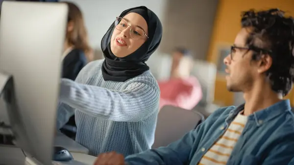 Studentessa Musulmana Che Indossa Hijab Studia All Università Moderna Con — Foto Stock
