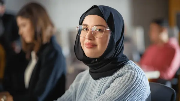 Hermoso Retrato Una Mujer Musulmana Multiétnica Que Usa Hiyab Gafas — Foto de Stock