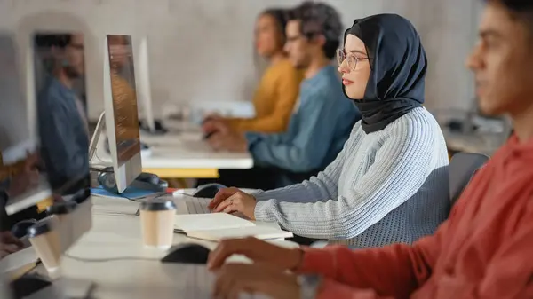 Estudante Muçulmana Curiosa Vestindo Hijab Estudando Universidade Moderna Com Diversas — Fotografia de Stock