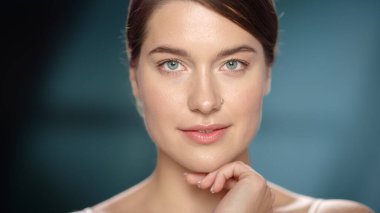 Kadın Güzellik Portresi Kapatın. Doğal, Temiz, Sağlıklı Ciltli, Kahverengi Saçlı, Açık Yeşil Gözlü, Gülümseyen Mutlu Beyaz Kadın. Zindelik