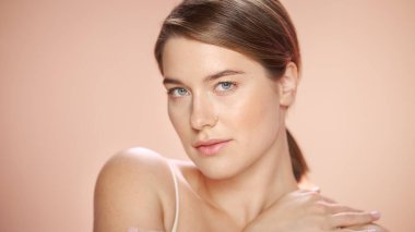 Kadın Güzellik Portresi. Kahverengi saçlı, açık yeşil gözlü, otantik ve sağlıklı tenine dokunan gülümseyen beyaz kadın. Sağlıklı ve...