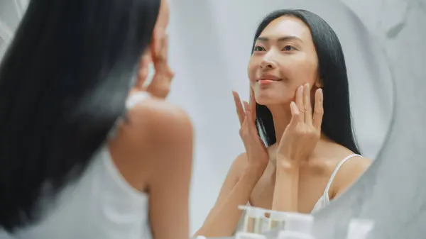 Hermosa Mujer Asiática Toca Piel Perfecta Cara Suave Utiliza Crema Imagen De Stock