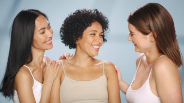 İzole Arkaplan 'daki Üç Farklı Etnik Modelin Güzel Portresi. Eğlenceli Asyalı, Siyahi ve Kafkasyalı Doğal, Sağlıklı Ciltli Kadınlar