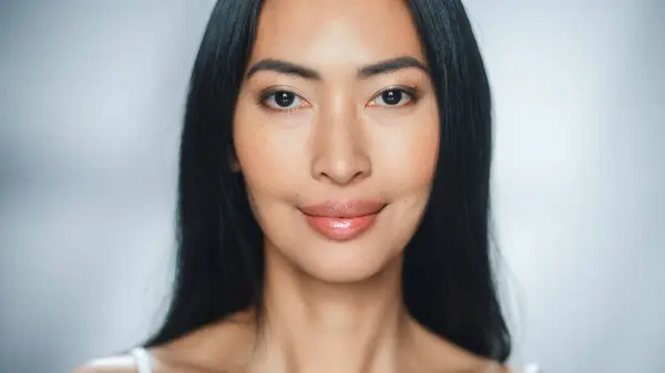 Hermosa Mujer Asiática Mirando Cámara Sonriendo Mujer Disfrutando Belleza Alta — Foto de Stock
