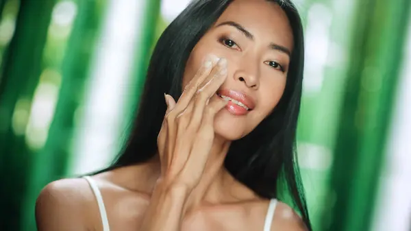 Beautiful Asian Woman Dramatically Turns Applies Face Cream Energetic Gesture — Stock Photo, Image