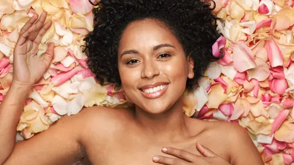 Female Beauty Portrait Lying Flower Bed Sensual Black Multiethnic Woman — Stock Photo, Image