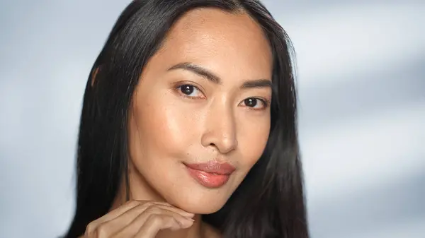 Retrato Belleza Femenina Hermosa Asiática Feliz Morena Posando Tocando Cara Imagen De Stock
