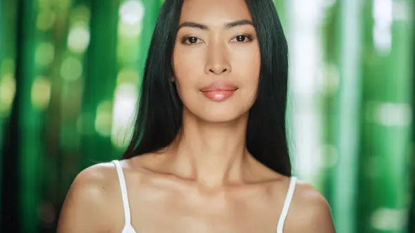 Hermosa Mujer Asiática Mirando Cámara Sonriendo Mujer Disfrutando Belleza Alta Imágenes De Stock Sin Royalties Gratis