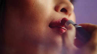 Güzel Anonim Kadın Dolgun Dudaklarına Kozmetik Ruj Sürer. Baştan çıkarıcı kadın güzelliğinin tadını çıkarıyor. Seksi Seksi Ağız Çekimi Rüyada