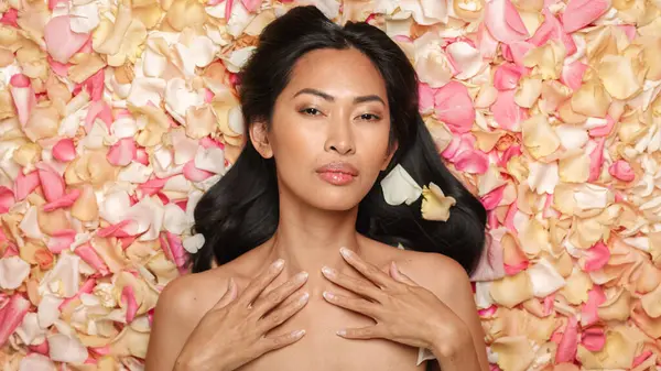 Kvindelig Skønhedsportræt Liggende Blomsterbed Smuk Asiatisk Brunette Kvinde Med Naturlig Stock-billede