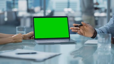 Çok ırklı Büro Konferansı Odası Toplantısı: İki Yaratıcı Girişimci Ekibi Konuşuyor, Büyüme Stratejisini Tartışıyor, Yeşil Ekran ile Dizüstü Bilgisayar Kullan