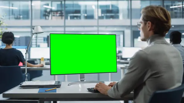 Close Shoulder Shot Businessman Working Desktop Computer Chroma Key Green — Stock Photo, Image