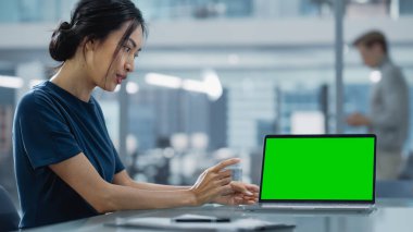 Çok Irklı Ofis Toplantı Odası: Yaratıcı Asyalı Girişimci Kadın Laptop Kullan ve Yeşil Ekran Model Görüntüleme.