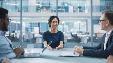 Modern Ofis Toplantı Odası: Güzel Asyalı İcra Direktörü Konferans Masası Başkanına Oturdu ve İş Adamları Grubu ile Görüşmeler Yaptı