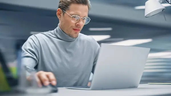 Сучасний Офіс Продуктивний Підприємець Сидить Своєму Столі Працюючи Ноутбуці Людина Стокове Зображення