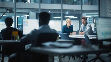 Modern Büyük Şehir Ofisi 'nde çeşitli menajerler çalışıyor ve tartışıyorlar. Meslektaşlar yeni iş fırsatları üzerinde çalışır, CEO toplantı yapar.