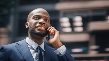 Smartphone 'da konuşan mutlu siyah iş adamının portresi. Başarılı Afrikalı Amerikalı Girişimci Telefon Yaparken Cep Telefonu Kullanıyor