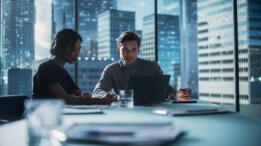 Çok ırklı Büro Konferans Odası Toplantısı: İki Yaratıcı Girişimci Ekibi Konuşuyor, Büyüme Stratejisini Tartışıyor. Şık Genç İş Adamları