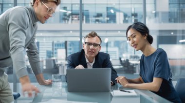 Çok ırklı Büro Konferans Odası Toplantısı: Üç Yaratıcı Girişimci Ekibi Konuşuyor, Büyüme Stratejisini Tartışıyor. Şık Genç İş Adamları