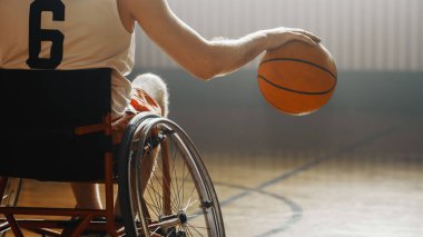 Tekerlekli Sandalye Basketbol Oyunu: Profesyonel Oyuncular Yarışıyor, Topu Sürüyor, Atışa Hazırlanıyor ve Mükemmel Gol Alıyor. Azim, Yetenek