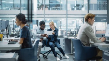 Modern Büyük Şehir Ofisi 'nde çeşitli menajerler çalışıyor ve tartışıyorlar. Meslektaşlar Yeni İş Fırsatları Üzerinde Çalışıyor, Mali Değerlendirme