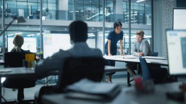 Modern Büyük Şehir Ofisi 'nde çeşitli menajerler çalışıyor ve tartışıyorlar. Meslektaşlar yeni iş fırsatları üzerinde çalışır, CEO toplantı yapar.