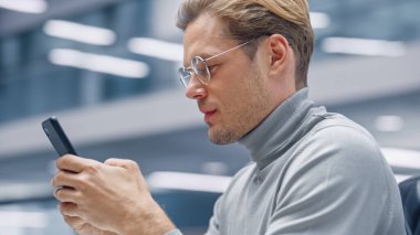 Modern Ofis: Akıllı Telefonu Kullanarak Masasında Oturan Yaratıcı İşadamı Portresi. Dijital Girişimci Cep Telefonu Kullanıyor, İnternet E-Ticaret