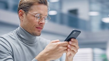 Modern Ofis: Akıllı Telefonu Kullanarak Masasında Oturan Yaratıcı İşadamı Portresi. Dijital Girişimci Cep Telefonu Kullanıyor, İnternet E-Ticaret