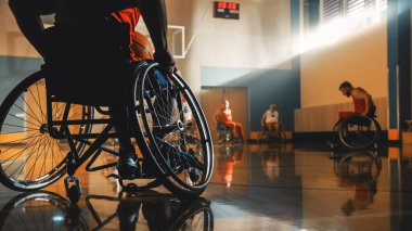 Tekerlekli Sandalye Basketbol Sahası: Belden aşağısı felçli Profesyonel Oyuncular Yarışması. Özürlü İnsanların Kararlılığı, İlhamı ve Yeteneği.