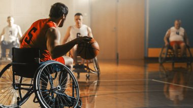 Tekerlekli Sandalye Basketbol Sahası: Aktif Profesyonel Oyuncu Top Sürükleme, Atış Yapmaya Hazırlık ve Gol. Kararlılık, ilham ve...