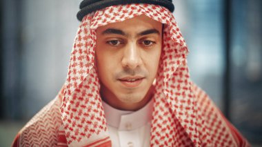 Geleneksel Kıyafetli Başarılı Arap İş Adamının Portresi Gülümseyen, Beyaz Kandura Giyen ve Siyah Agal Ghutra Giyen