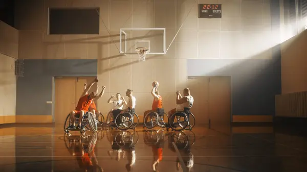 Wheelchair Basketball Game Professional Players Competing Dribbling Ball Passing Shooting — Stock Photo, Image