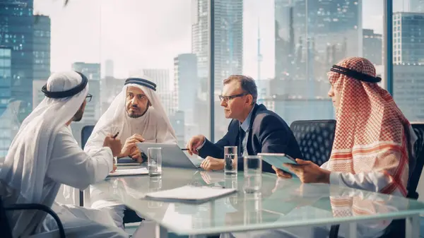 Консультації Міжнародного Бізнес Консультанта Диверсифікації Інвестиційного Портфеля Успішних Власників Арабської Ліцензійні Стокові Фото