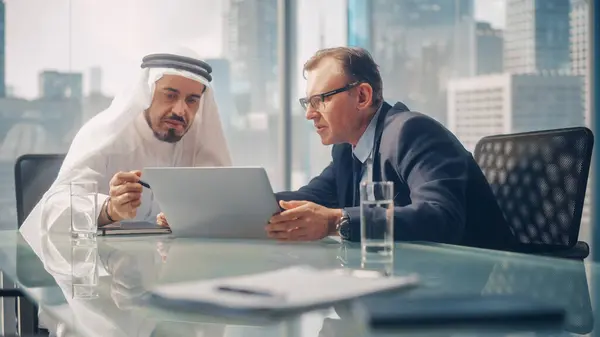International Business Consultant Advices Diversification Investment Portfolio Successful Arab Company Stok Gambar